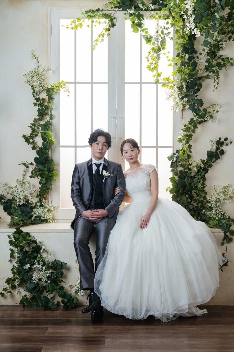 窓際に腰掛けている雰囲気で