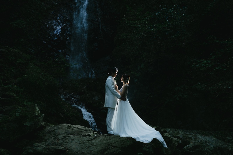 浮かび上がるように