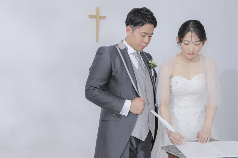 結婚証明書にサイン。