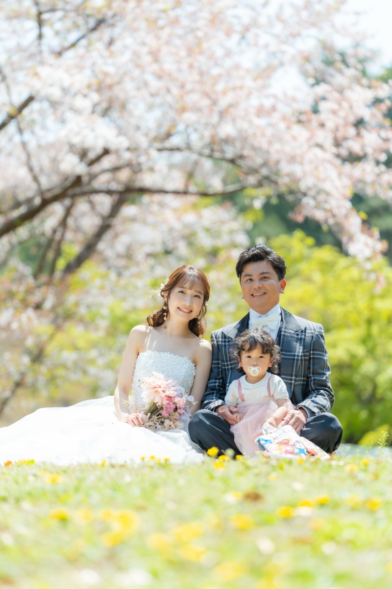 たんぽぽも咲いてきて芝生に座って。