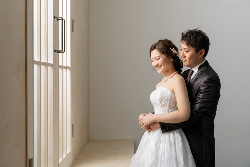 窓からの光をあびて