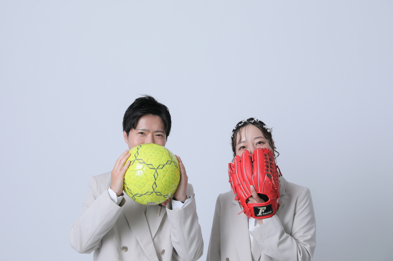 サッカーボールとグローブで