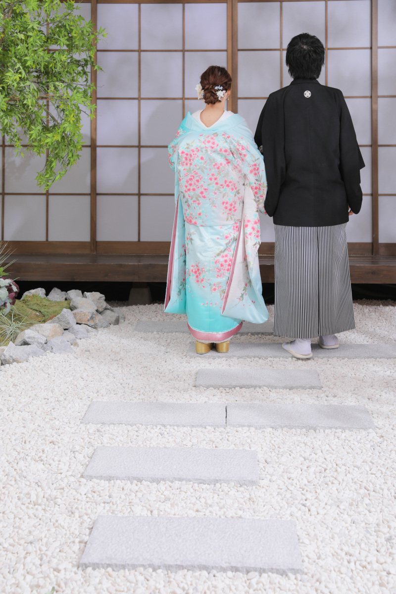 砂利道の先に。