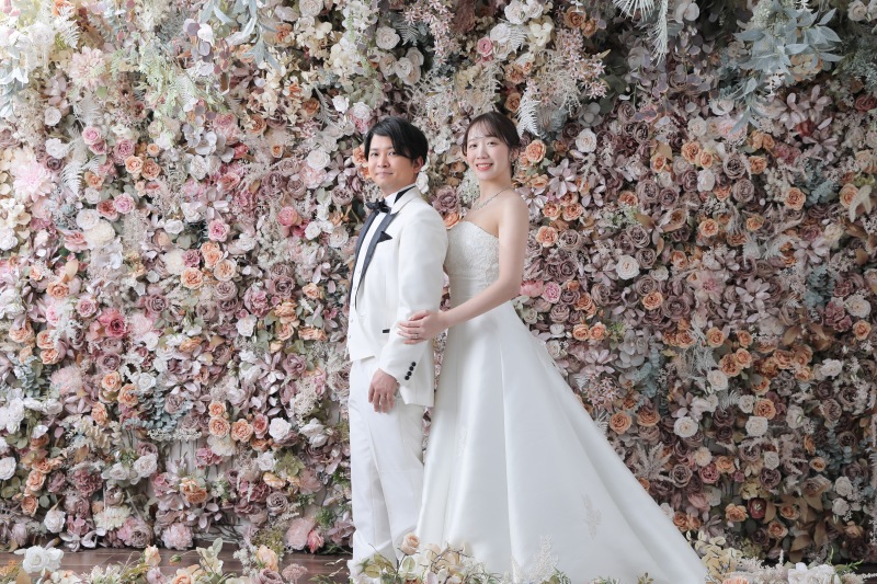 仲良く歩いているシーン