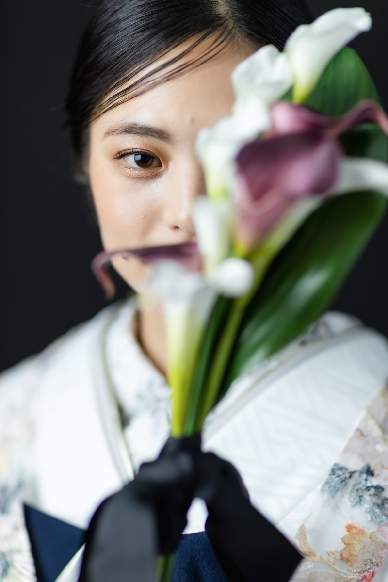 黒背景で目を引く和装のお写真を3