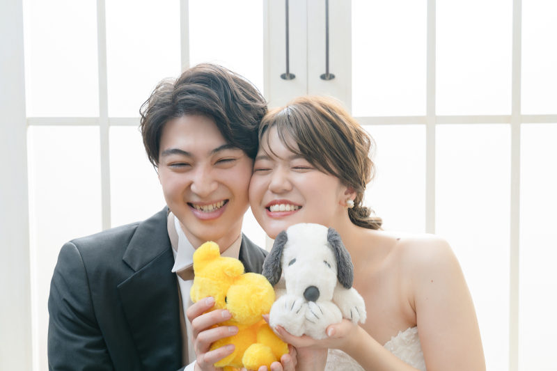 ぬいぐるみを持って