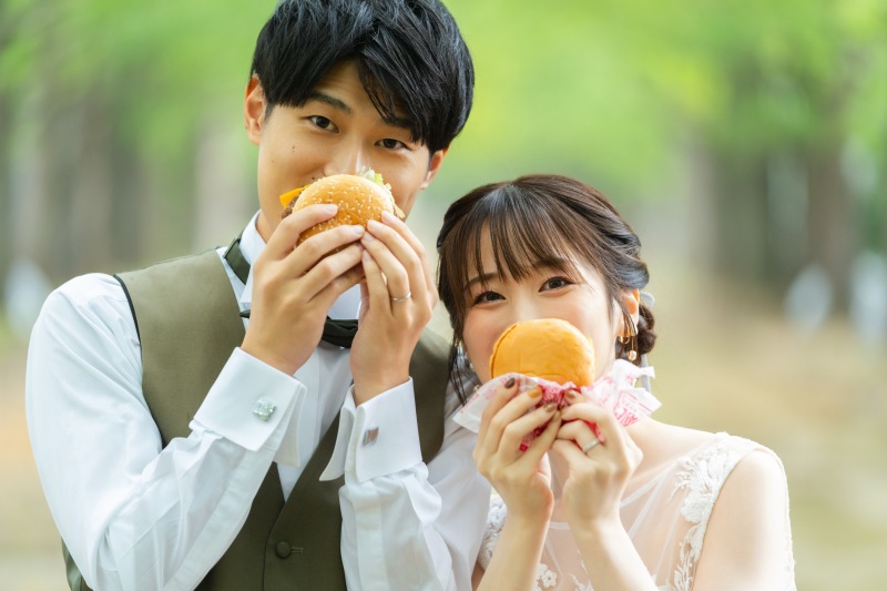 ハンバーガーでお顔隠し