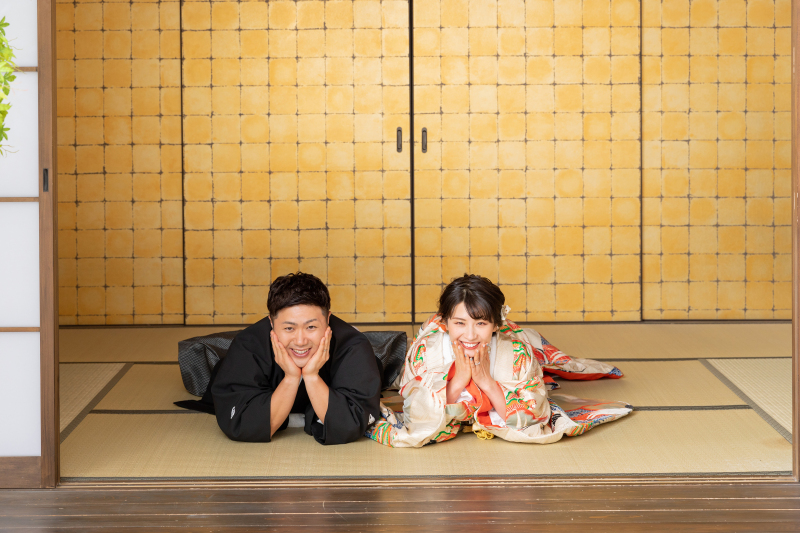 お部屋で寝転んで