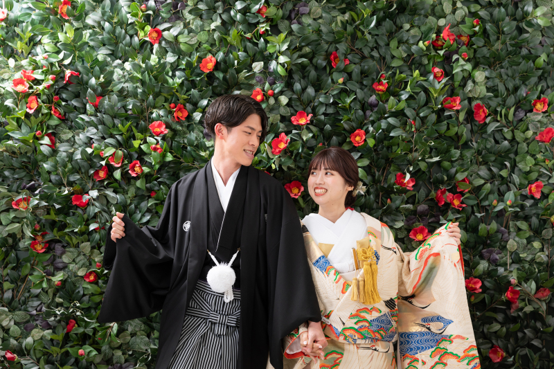 椿の前で少し可愛く