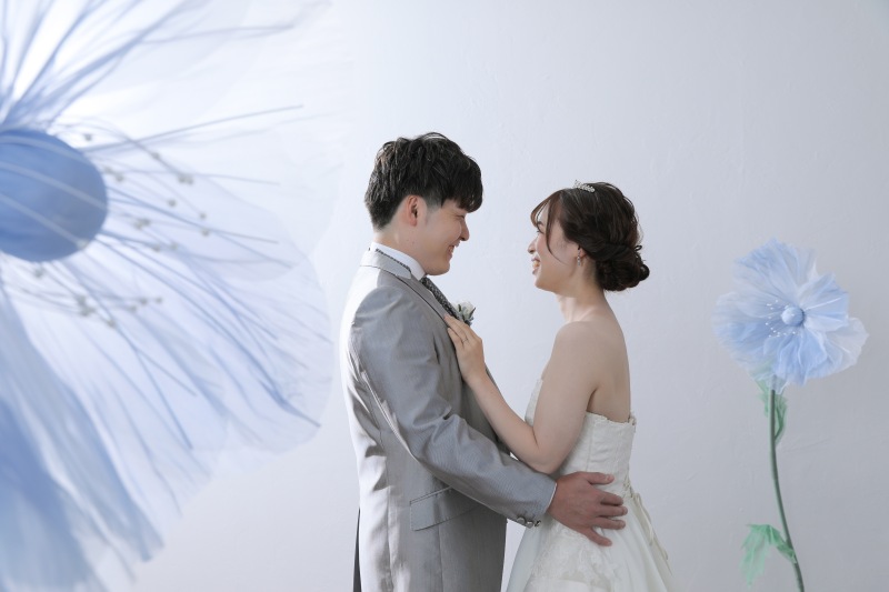 洋装でジャイアントフラワーと