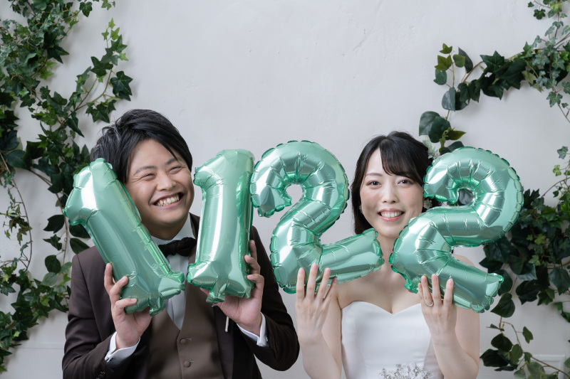 数字の風船を持って