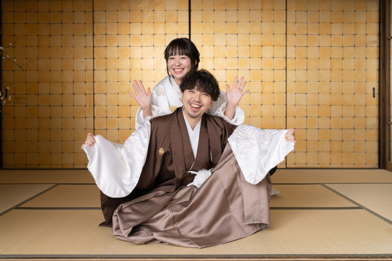 くだけたポーズも