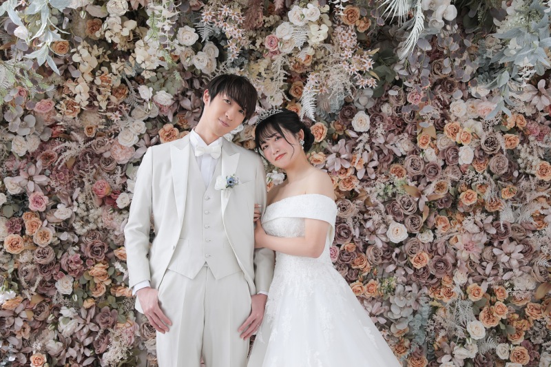 フラワーウォールの前で