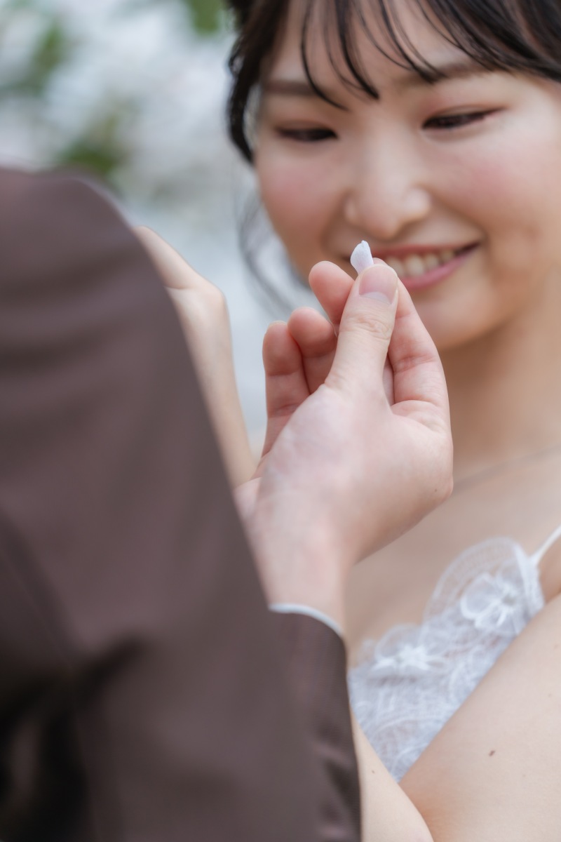 桜の花びらが新婦様の頭に・・・