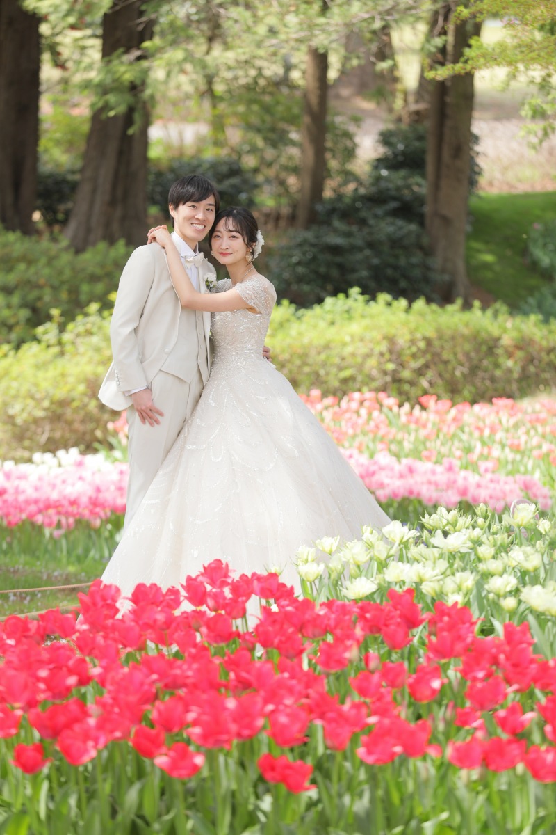 チューリップに囲まれた森の中で