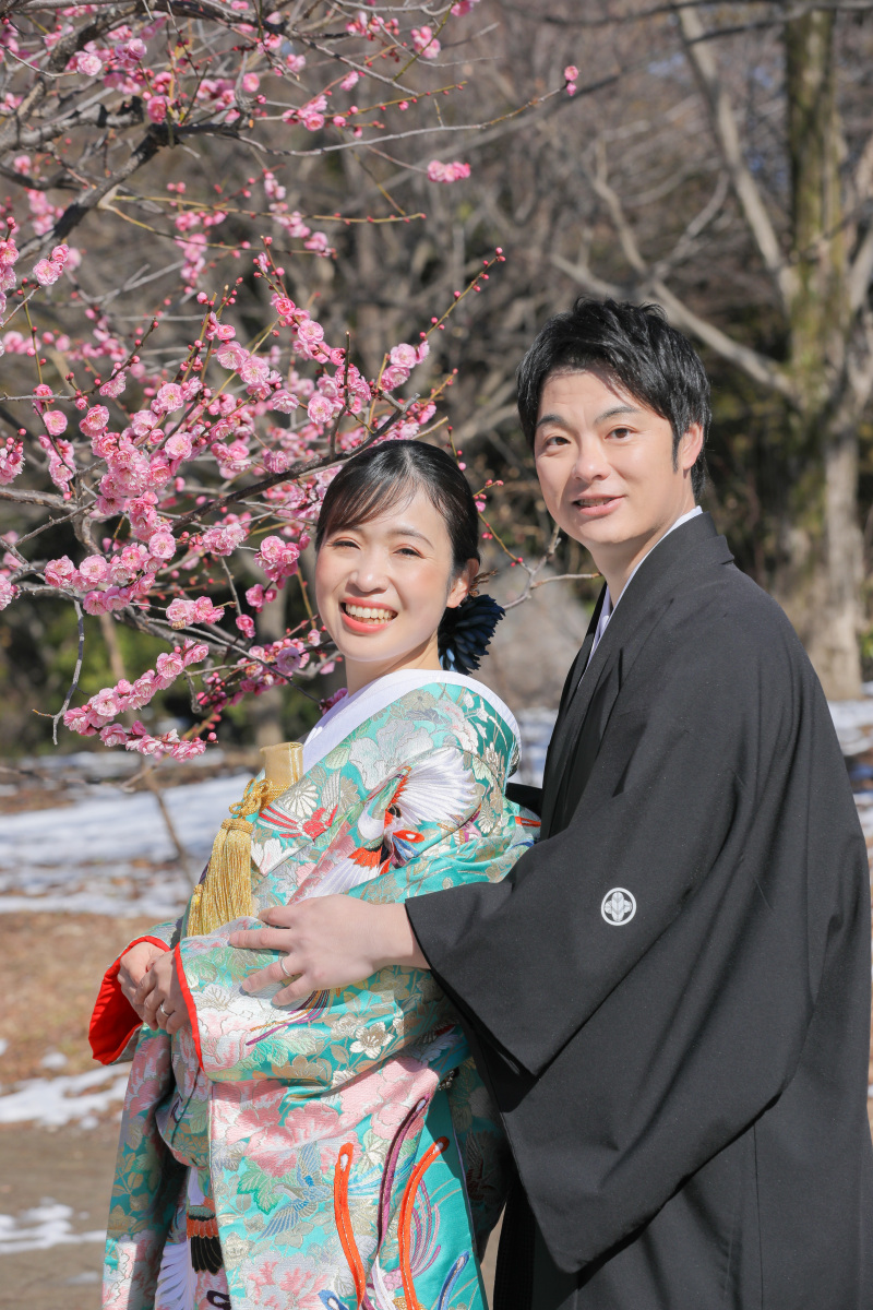 雪と梅のコラボ。