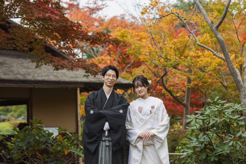 茅葺き屋根と紅葉