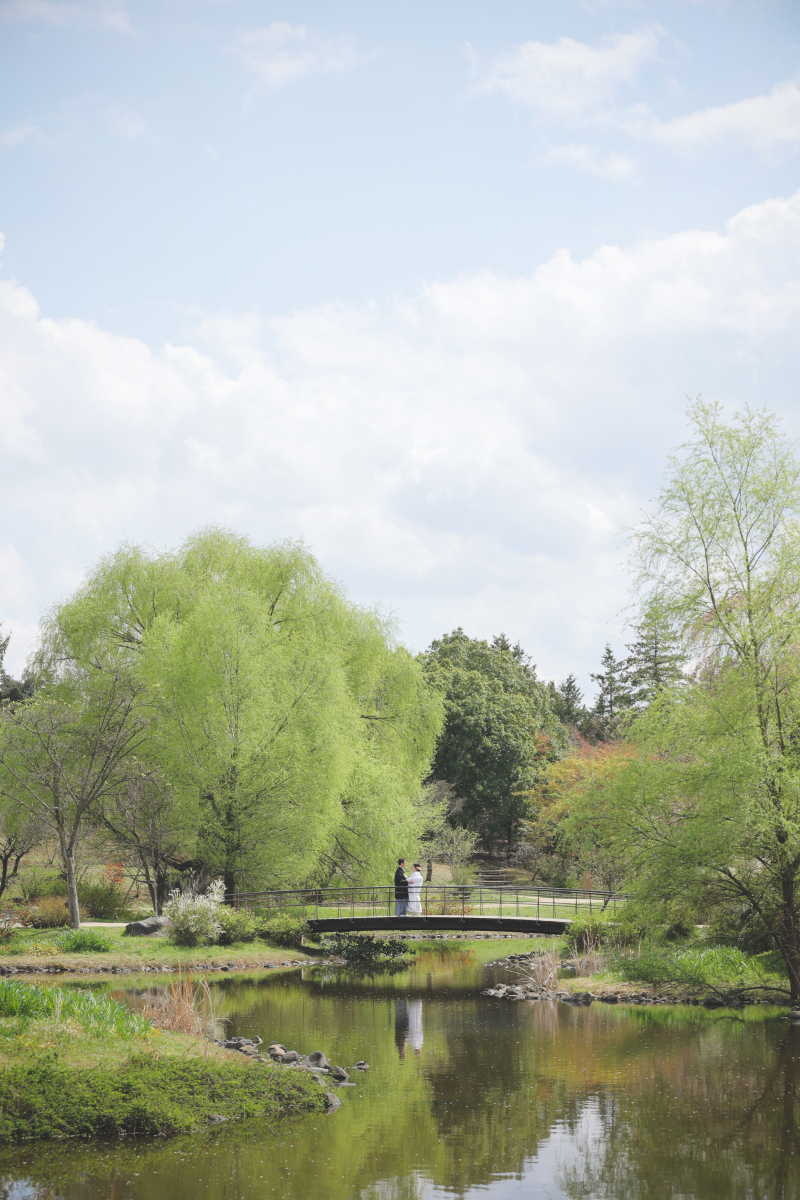 和装にぴったりの橋の上で。