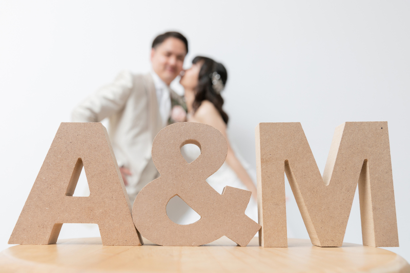 イニシャルの後ろで