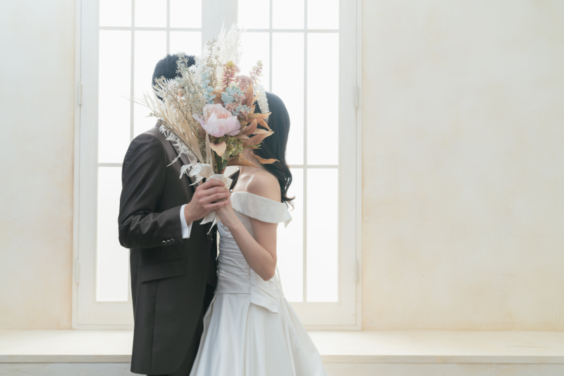 ブーケで顔を隠して