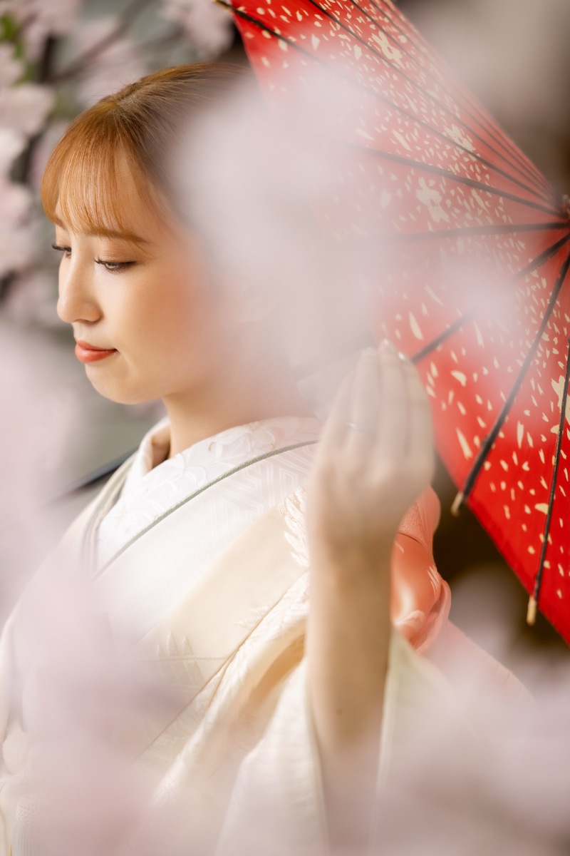 朱色の和傘に映える、可憐で幻想的な横顔