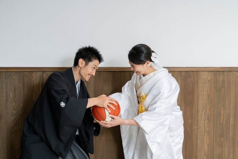 ボールを取り合って