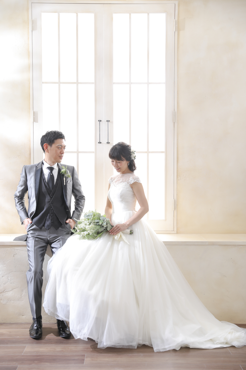 大きな窓の前で