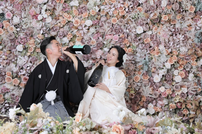 一升瓶と華やかに