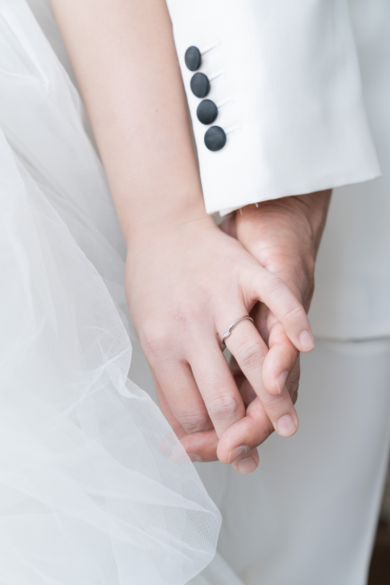 指輪が見えるように