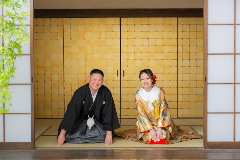 正座で寄り添いあって