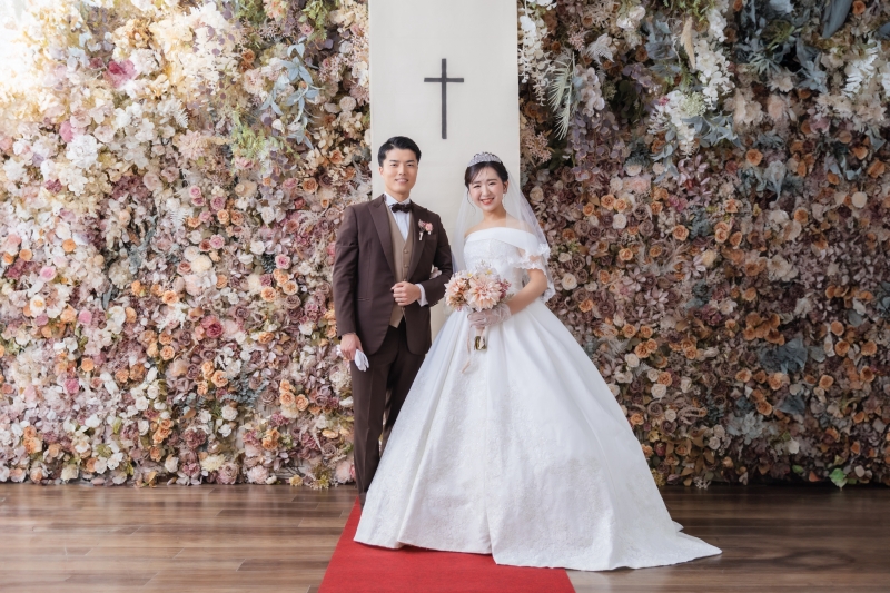 お花の壁と十字架