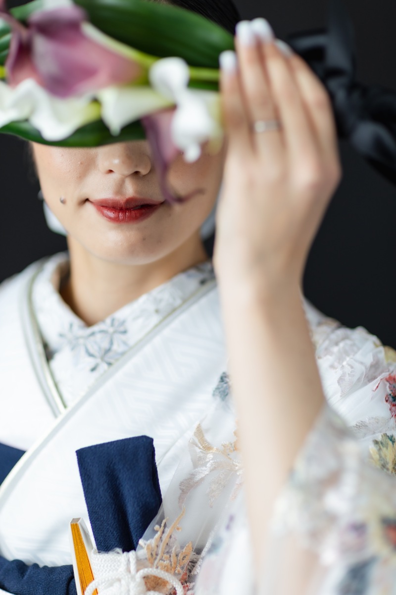 黒背景で目を引く和装のお写真を8