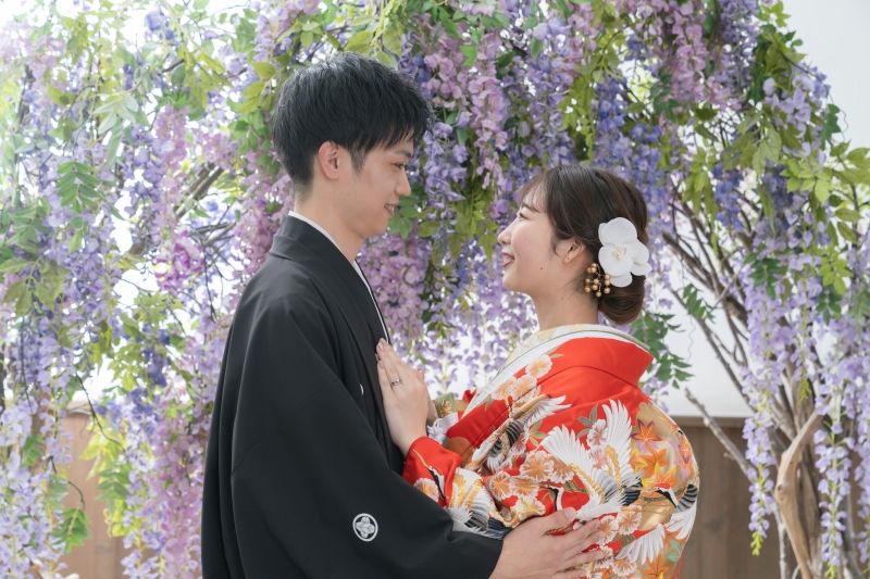 藤の前で見つめ合って