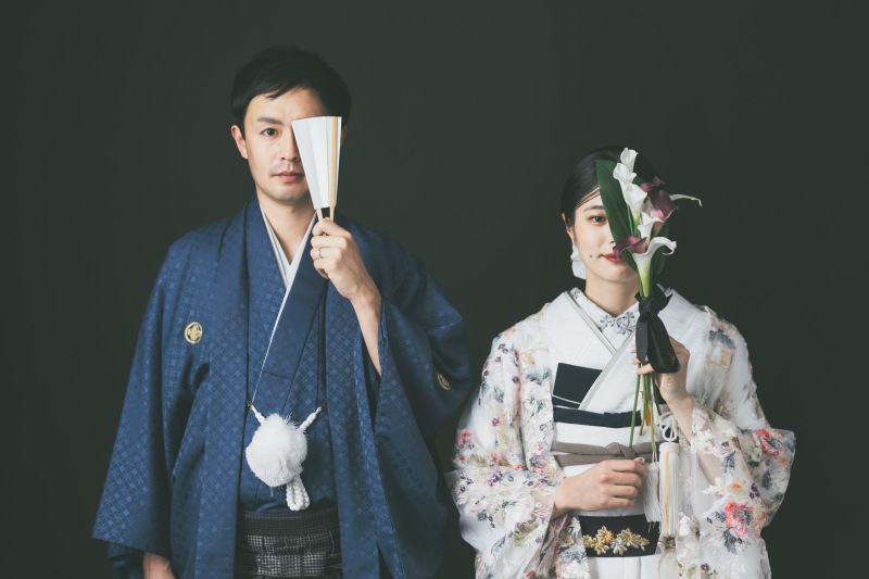 黒背景で目を引く和装のお写真を10