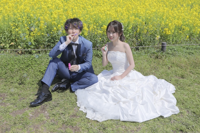 菜の花前でシャボン玉