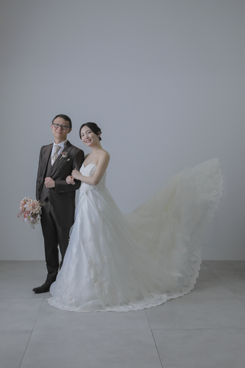 ドレスをパサっ！