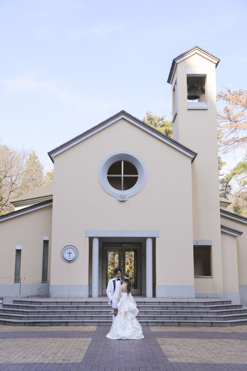 チャペルの外で。