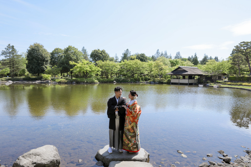 池のそばで