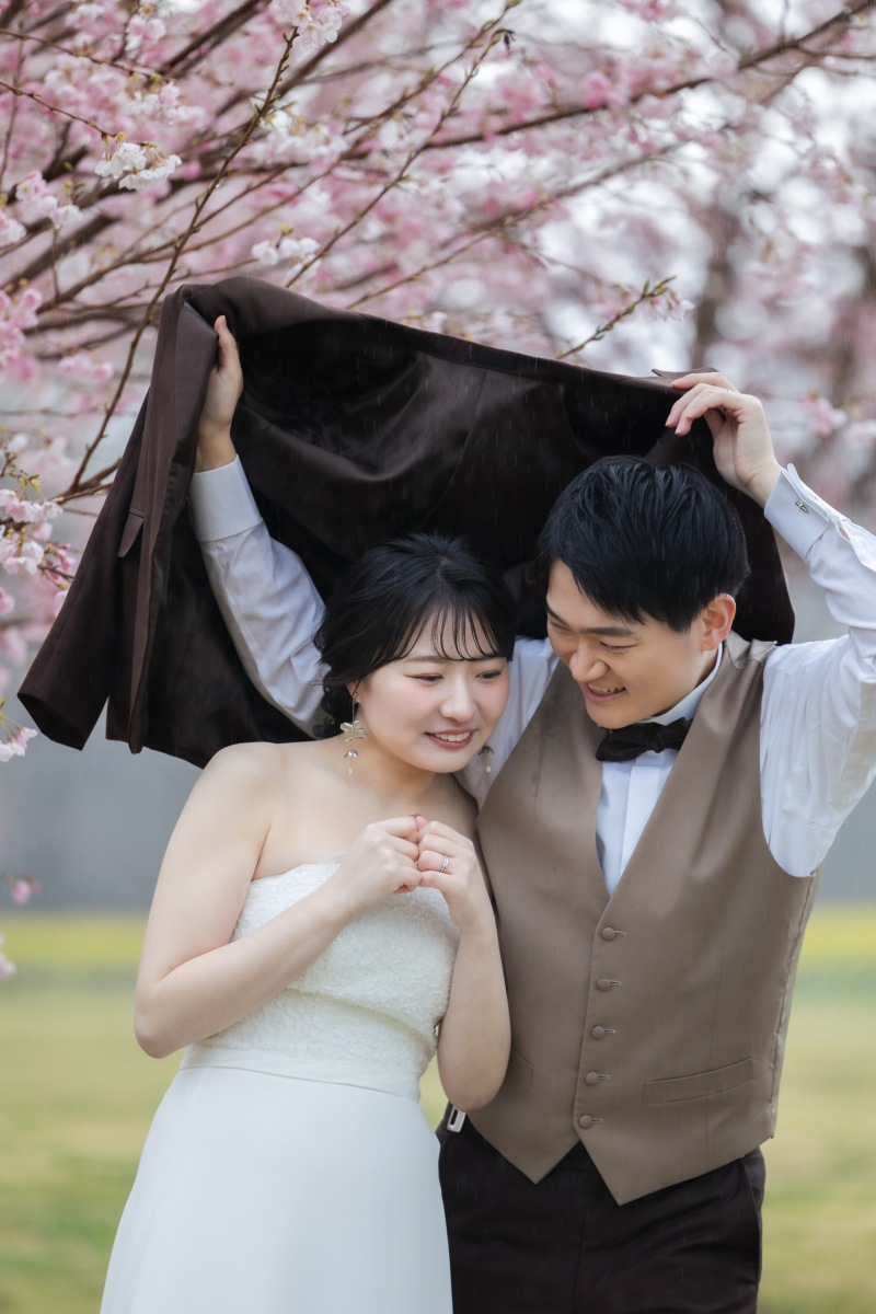 ジャケット傘で距離縮まる一瞬