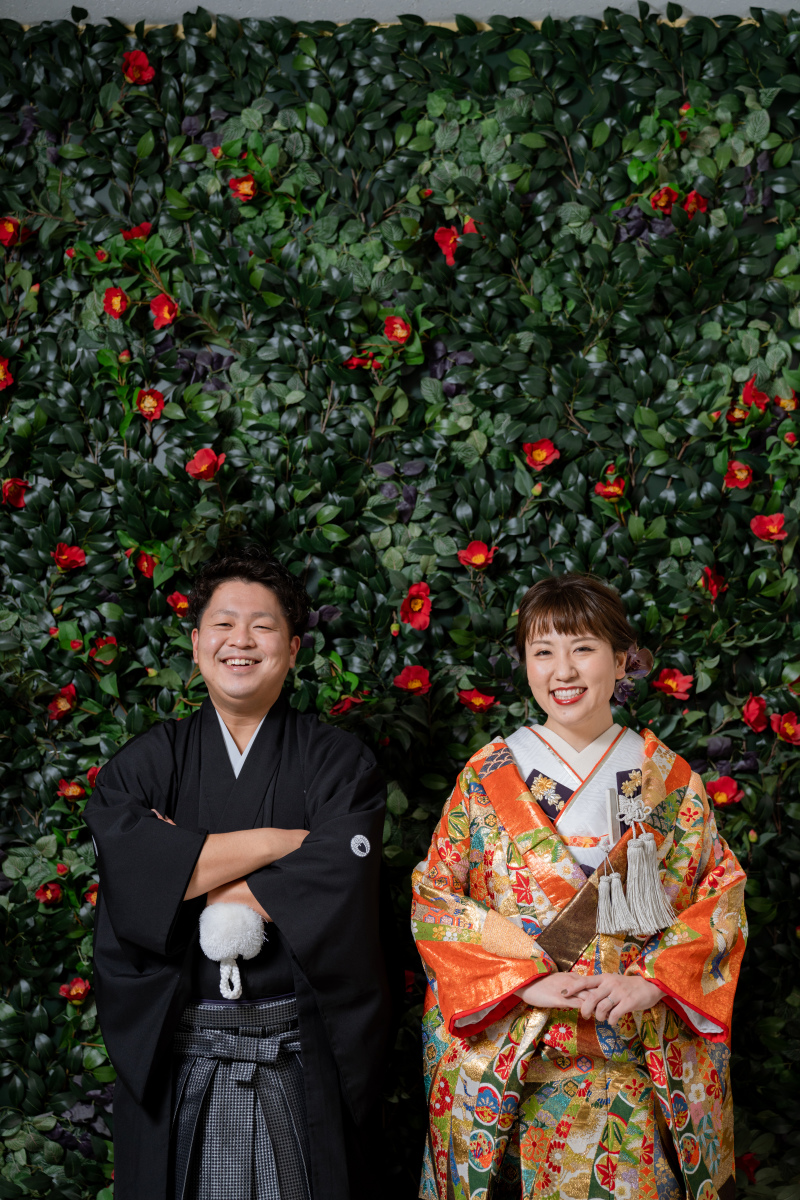 つばきを背景に