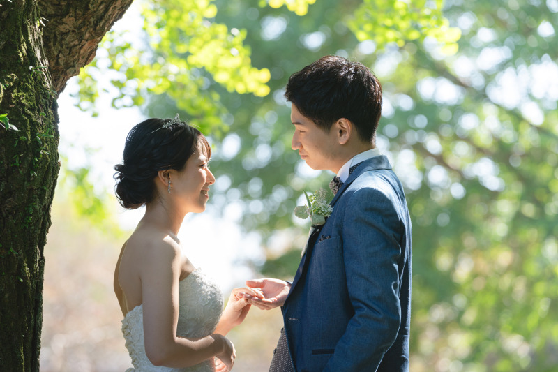 手を取り合って