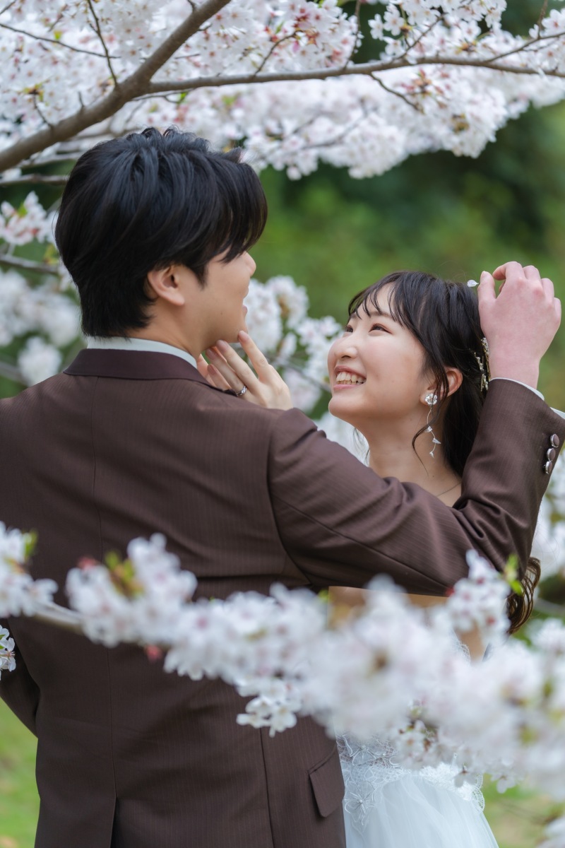 桜の花びらが新婦様の頭に・・・