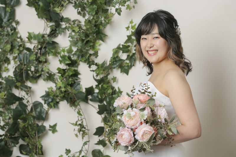 ご新婦様のソロショット。洋装バージョン。