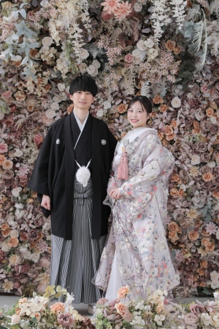 満開のドライフラワーに囲まれて。二人らしい、自然体で撮れた和装フォト
