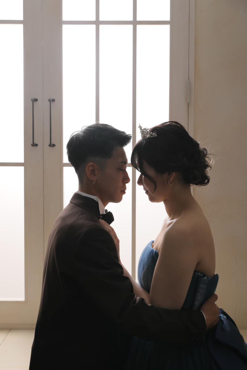 窓枠の前でシルエット風のお写真