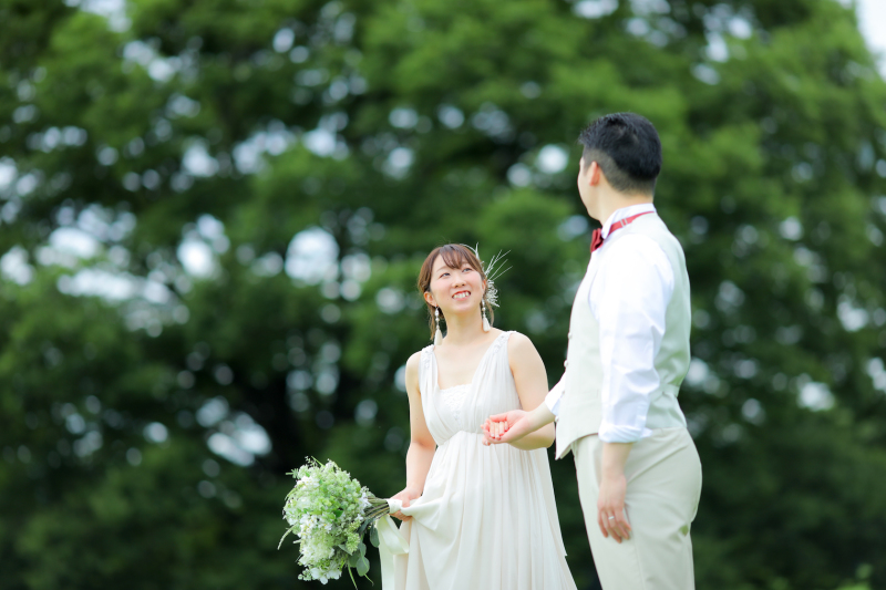 大きな木の前で