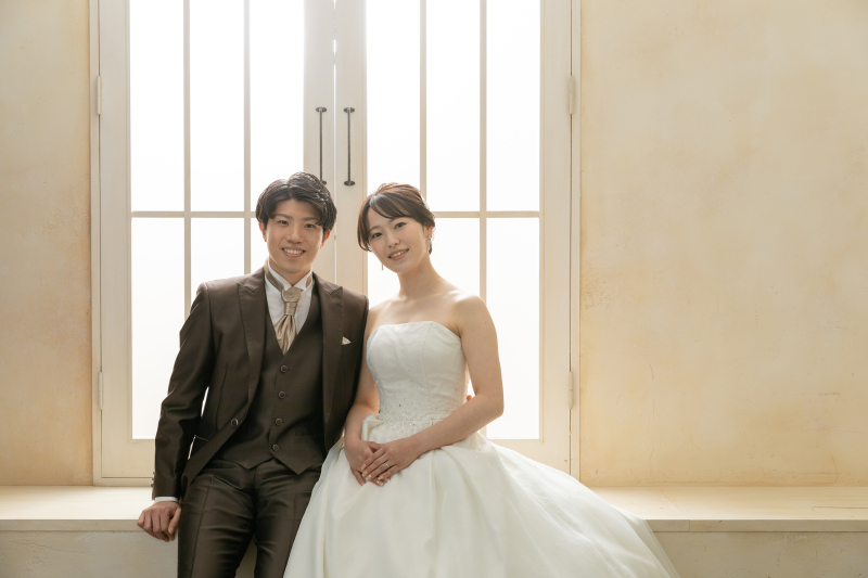 光の入る窓の前で