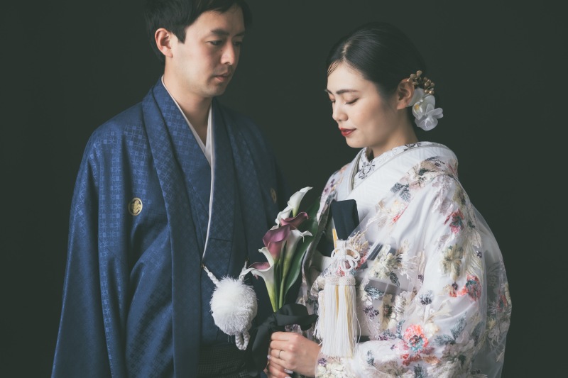 黒背景で目を引く和装のお写真を5