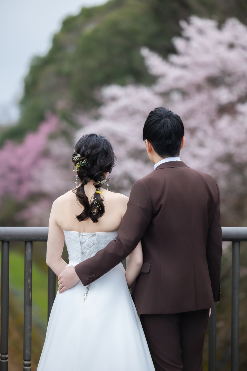 手を取り合って未来へと歩む後ろ姿