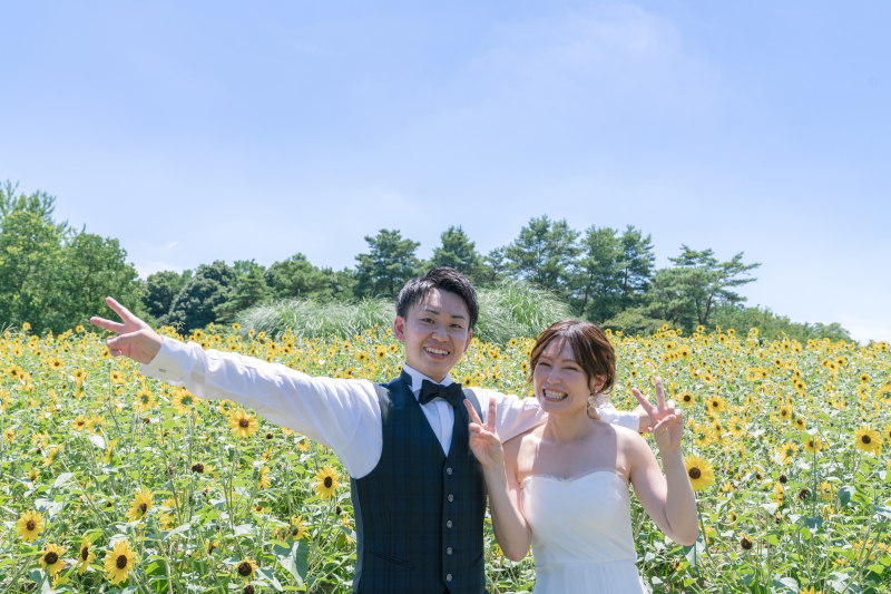 ひまわりとおふたりの笑顔